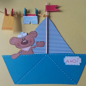 Fensterbild Tonkarton Bär auf Segelboot