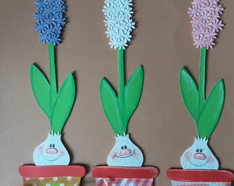 Quadro su finestra in cartone con fiori primaverili e giacinti