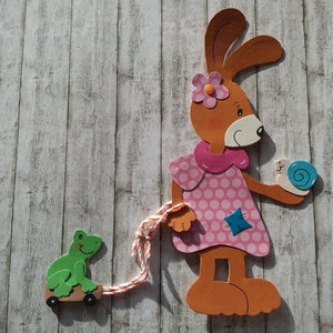Venster afbeelding zwaar gewicht gekleurd papier Easter Bunny meisje met kikker