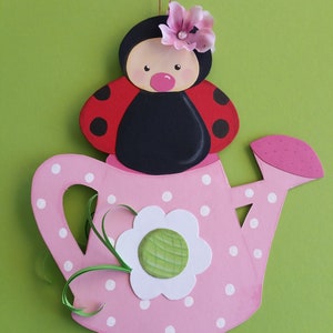 Pintura de janela em papelão de argila pequena joaninha