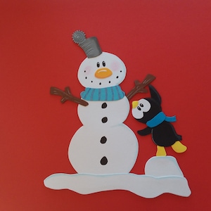 Image de fenêtre Le pingouin d’hiver construit le bonhomme de neige