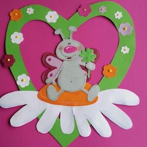 Image de fenêtre en carton papillon dans le coeur