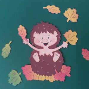 Imagem de janela de ouriço de papelão brincando com folhas