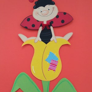 Image de fenêtre en carton d'argile coccinelle tulipe