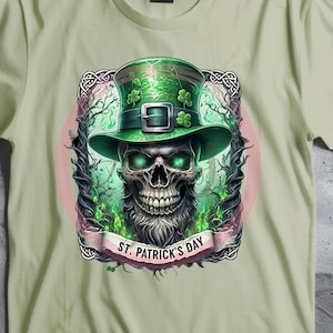 Pode incluir: Uma camiseta verde com uma caveira usando um chapéu verde de duende com um design de trevo. A caveira tem olhos verdes e barba. O texto "St. Patrick's Day" está em uma faixa abaixo da caveira.
