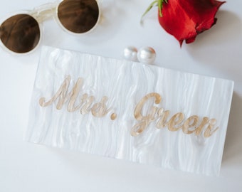 Personalisierte Hochzeitstag Geldbörse, weiße Perlentasche, personalisierte Braut Clutch, benutzerdefinierte neue Nachname Tasche, Perlen Geldbörse, Brautjungfer Name Clutch