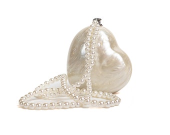 Bolso mini corazón con cadena de perlas, bolso corazón perla, clutch blanco con cadena, bolso blanco, bolso corazón acrílico, bolso nupcial para boda