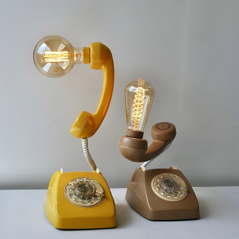 Lampe en téléphone recyclé