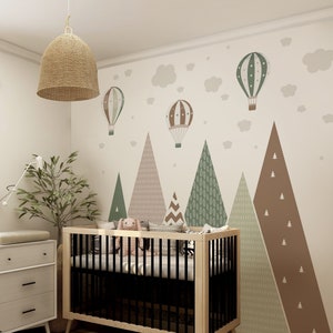Adesivo da parete Montagne Palloncini Verde Marrone Decorazione per la cameretta dei bambini Stelle Carta da parati personalizzata Nuvole Foresta Arte Parete in vinile