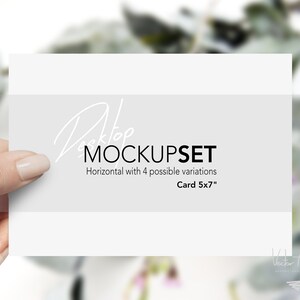 Puede incluir: Una maqueta de tarjeta blanca sostenida por una mano, con el texto "Desktop Mockupset" y "Card 5x7" impreso. La tarjeta mide 12,7 cm por 17,8 cm. El fondo est&aacute; borroso con follaje verde y blanco.