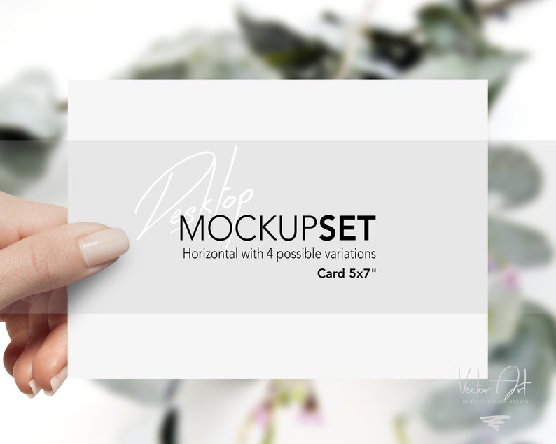Puede incluir: Una maqueta de tarjeta blanca sostenida por una mano, con el texto "Desktop Mockupset" y "Card 5x7" impreso. La tarjeta mide 12,7 cm por 17,8 cm. El fondo est&aacute; borroso con follaje verde y blanco.