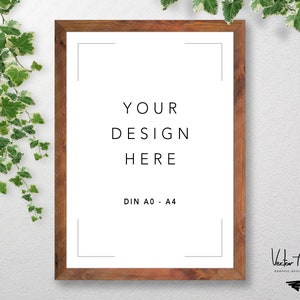 Op de afbeelding: Een bruin houten frame met een witte achtergrond en de tekst "YOUR DESIGN HERE DIN A0 - A4".