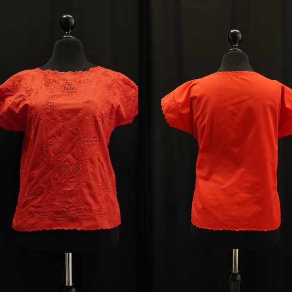 Üppig bestickte Vintage-Bluse aus roter Baumwolle mit kurzem Ansatzstreifen für den Ärmel