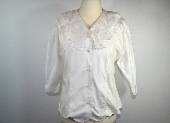 Country house blouse with large embroidered collar