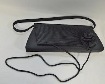 Handtasche Abendtasche schwarz Satin mit plissierter Klappe