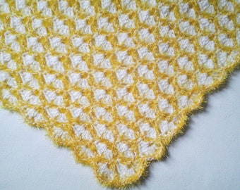 NEW Baby blanket 100 x 76 cm white-yellow shell pattern cuddly blanket fluff blanket unique handmade from Berlin