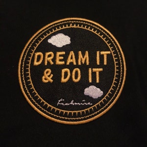 Dream it Do it-märke - Guldfärgad svartvit cirkelmärke med moln. Stryk på eller sy fast på olika material. Entreprenörskap och mål.