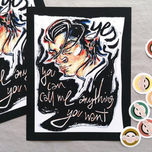 Pode incluir: Uma ilustração em preto e branco de uma pessoa com cabelo escuro e uma expressão séria. A pessoa está vestindo uma camisa preta e o texto "yes you can call me anything you want" está escrito em branco e vermelho.