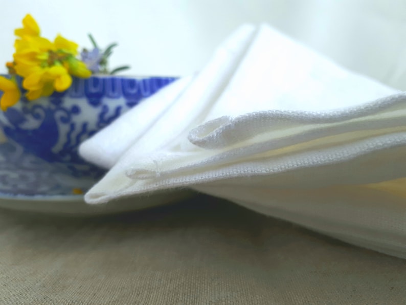 Set of 4 pure linen napkins in white linen pouch
