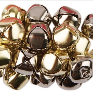 Può includere: Un mucchio di campanelle dorate e argentate. Le campanelle sono piccole e hanno un design classico.