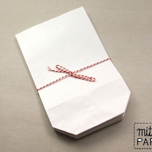 Sacchetti di carta formato bianco. M con borsa inferiore per sacchetti regalo