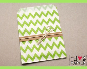 12 x gift bags green zigzag paper bags