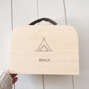 Geschenk Geburt Junge personalisiert | Erinnerungskoffer Zelt mit Namen