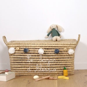 PERSONALIZED Wicker storage chest, toy trunk, wicker toy chest, rattan toy basket Texte + Pompons