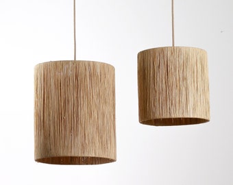 Round pendant light in natural raffia