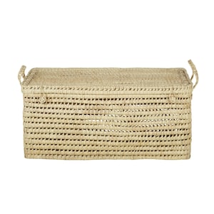 Peut inclure: Un panier de rangement rectangulaire en osier avec deux poign&eacute;es et un couvercle. Le panier est fait de paille naturelle et a une couleur beige clair.
