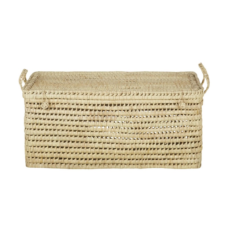 Peut inclure: Un panier de rangement rectangulaire en osier avec deux poign&eacute;es et un couvercle. Le panier est fait de paille naturelle et a une couleur beige clair.