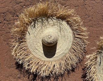 Decorative wall-mounted straw hat - Raffia fringe