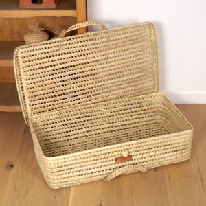 Puede incluir: Un juego de tres tazas de cerámica con un acabado moteado y mate. Las tazas son de color crema, gris claro y gris oscuro. Cada taza tiene un diseño simple y minimalista y un asa redondeada.