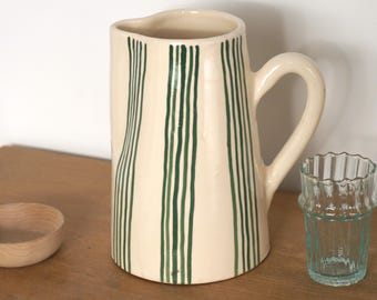 Fein gestreifte Terrakotta-Karaffe – Grün