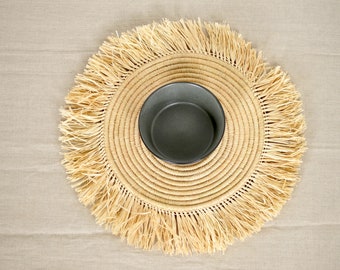 Round raffia placemat