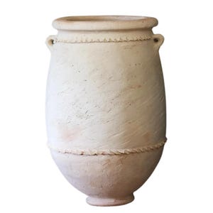 Peut inclure: Un grand vase en céramique blanc cassé texturé, avec un corps arrondi et un col étroit. Le vase présente deux petites anses près du sommet et un motif en forme de corde autour du haut et de la base. Le vase a un aspect rustique et vieilli.