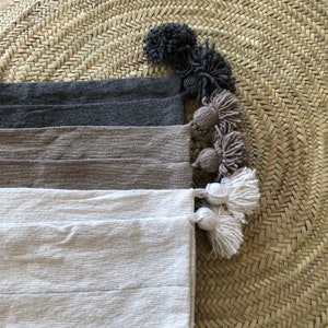 Böhmische marokkanische Pompon-Kissenbezug, handgewebtes Marrakesch-Pompom-Kissen, Berber-Kissen, trendiger Baumwoll-Kissenbezug