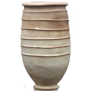Peut inclure: Un grand vase de style antique beige, avec un corps large et nervuré et un bord évasé. Le vase a une base arrondie et une surface légèrement texturée, suggérant un aspect artisanal ou vieilli. Idéal pour la décoration intérieure.