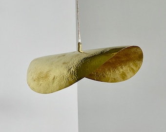 Suspension en laiton doré martelé Brass 60cm