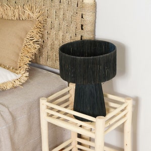 Lámpara de mesa de rafia negra