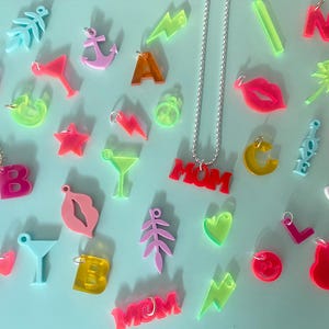 Colgante Neón Acrílico / Charm muchos diseños y colores / Corazón Estrella Palma Smiley Paz Beso Carta Amor Bff MAMÁ Cóctel Coral Ancla Rayo