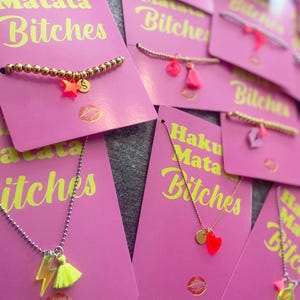 Hakuna Matata Bitches Card Bracciale Catena Ciondolo Acrilico / JGA / Festa / Neon / Neonvibes / Ragazze Ibiza Smiley Pace Felice Fulmine Cuore Boho