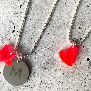 Collar con colgante / moneda con grabado + colgante acrílico con el motivo deseado / oro o plata / cadena de bolas / corazón estrella smiley paz beso neón letra