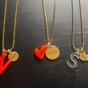 Conjunto de regalo: collar + moneda personalizada + colgante de acrílico + tarjeta / Charm de amor LOVE para el día de San Valentín con letra dorada y fecha grabada