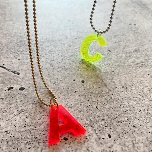 Colar com pingente de acrílico / muitas cores / muitos motivos / pingente de colar / neon / coração estrela smiley letra MOM palmeira coral amor paz