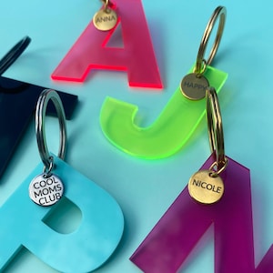 Llavero con letra fabricado en acrílico de moda / neón / Letra / ¡Muchos colores! / monedas coloridas / grabadas / oro o plata / Mamá papá genial