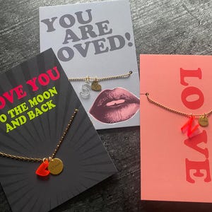 Set regalo: collana + moneta personalizzata + ciondolo in acrilico + biglietto / ciondolo LOVE per San Valentino con lettera dorata e data incisa