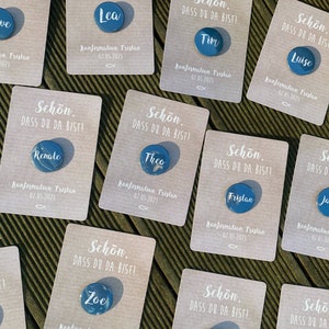 TAUFE / KONFIRMATION / KOMMUNION : Tischkarte inkl. personalisierten Button Magnet Spiegel Flaschenöffner / Gastgeschenk