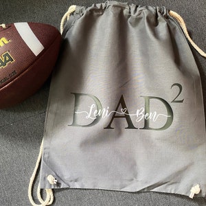 Cadeau personnalisé pour la fête des pères / Sac à dos de sport EST / PAPA MAMAN au carré... et prénoms des enfants / Plusieurs couleurs / Sac / Papa