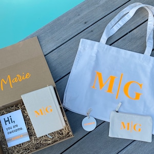 Personalisierte Geschenkbox / Stell den Inhalt selbst zusammen: Tote Bag Kosmetiktäschchen Armband Schlüsselanhänger Kosmetiktäschchen Buch